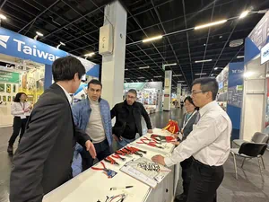2024年國際工具科隆展現場：國內外買家於 DAIKEN 攤位諮詢的熱烈盛況