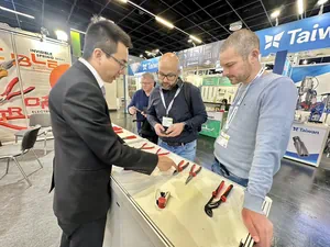 2024年國際工具科隆展現場：國內外買家於 DAIKEN 攤位諮詢的熱烈盛況