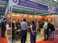 Salon de la quincaillerie de Taïwan (THS) 2025 : Scène animée d’acheteurs nationaux et étrangers en consultation sur le stand DAIKEN