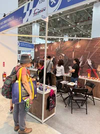 Salon international de l'outillage de Taïwan x Salon international de la quincaillerie de Taïwan 2025 : Scène animée d'acheteurs nationaux et internationaux en consultation sur le stand DAIKEN
