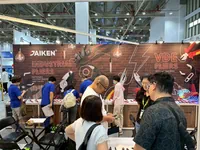 Salon international de l'outillage de Taïwan x Salon international de la quincaillerie de Taïwan 2025 : Scène animée d'acheteurs nationaux et internationaux en consultation sur le stand DAIKEN