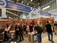 Salon international de l'outillage de Taïwan x Salon international de la quincaillerie de Taïwan 2025 : Scène animée d'acheteurs nationaux et internationaux en consultation sur le stand DAIKEN